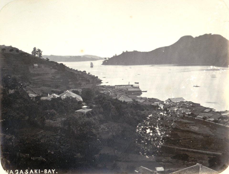 KITLV - 83043 - Houses on the Bay of Nagasaki in Japan - before 1880