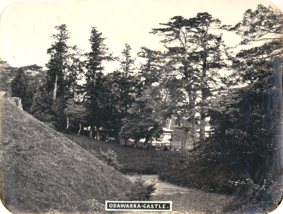 KITLV - 83047 - Garden near the castle in Odawara in Japan - before 1880