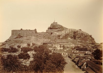 KITLV 92078 - Unknown - Fort and temple on a rock and lower buildings at Tiruchirapalli in India - Around 1870