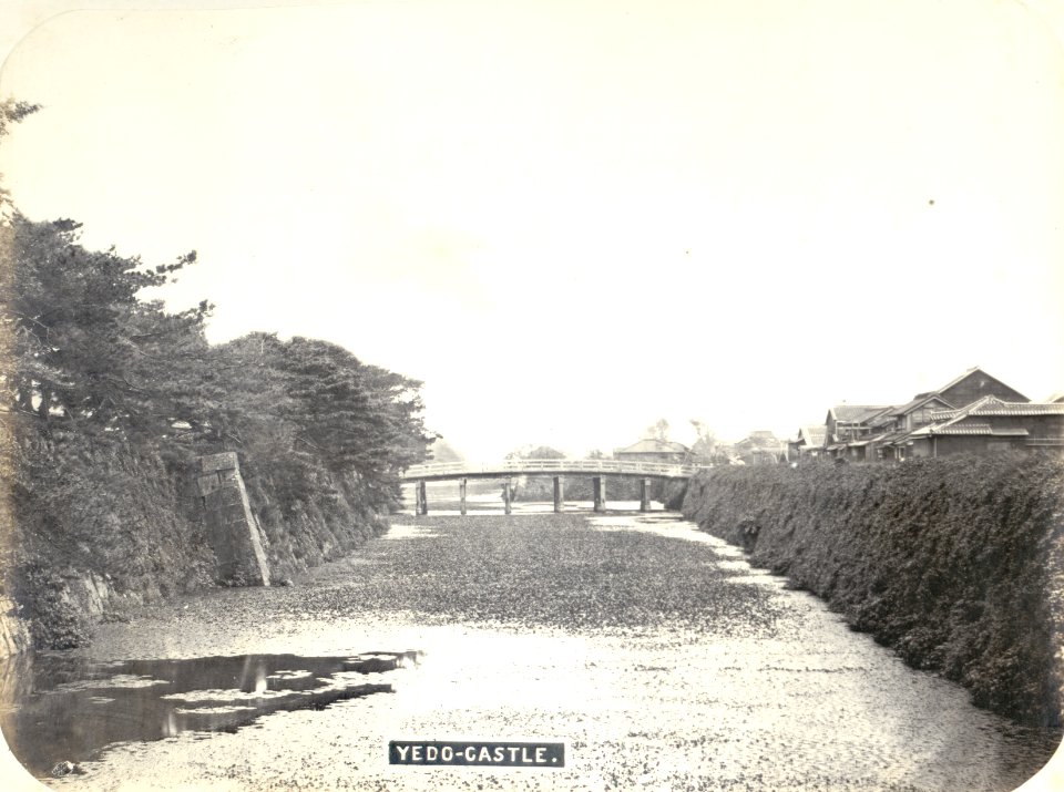 KITLV - 83055 - River near the castle at Yeddo in Japan - before 1880