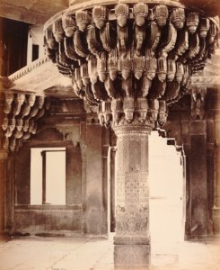 KITLV 92152 - Samuel Bourne - Pillar in the Dewan-i-kass at Fatehpur Sikri in India - Around 1870