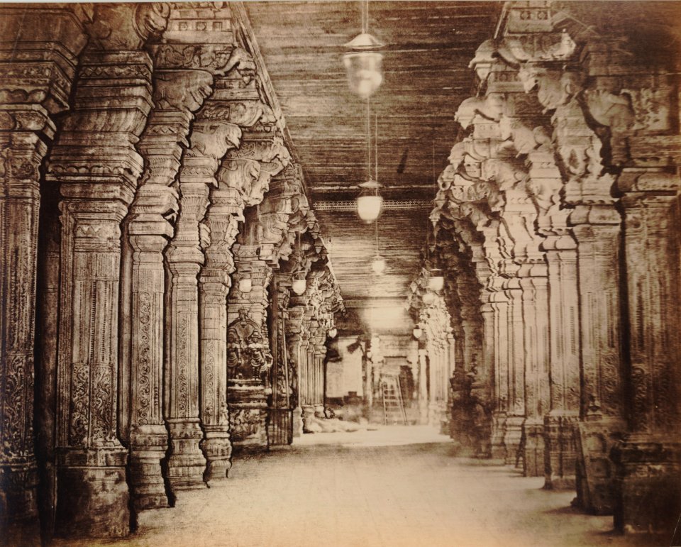 KITLV 92090 - Unknown - Pillars in the temple complex at Madurai Meenakshi Sundareshvara in India - Around 1870