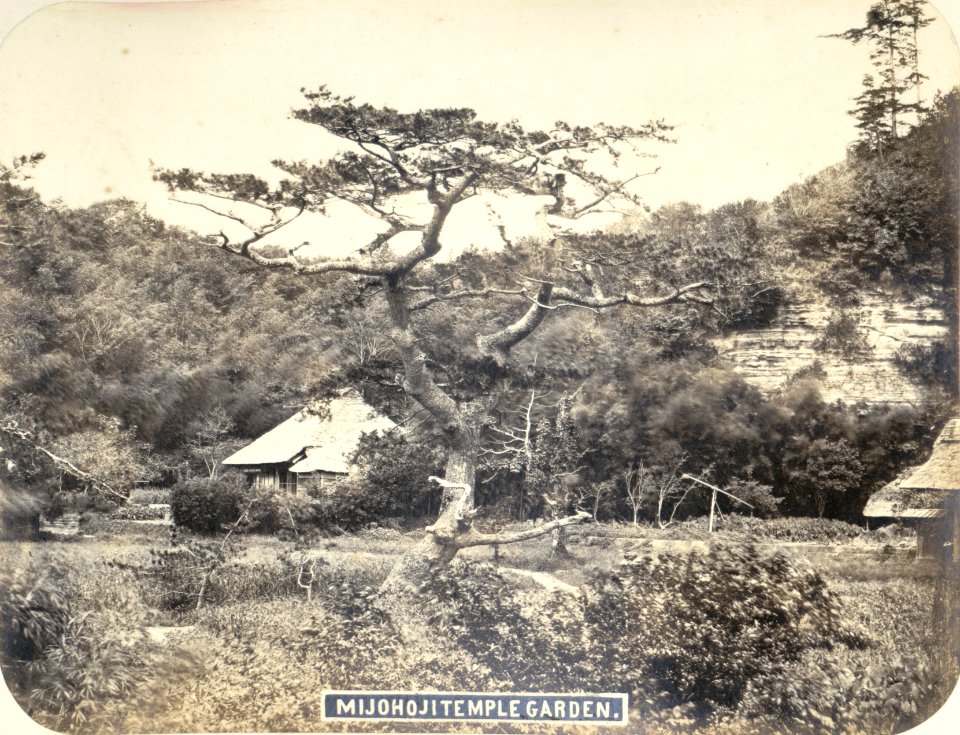 KITLV - 83059 - Garden of a temple complex in Mijohoji, Japan - before 1880
