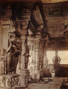 KITLV 92098 - Unknown - Pillars in the temple complex at Madurai Meenakshi Sundareshvara in India - Around 1870 photo