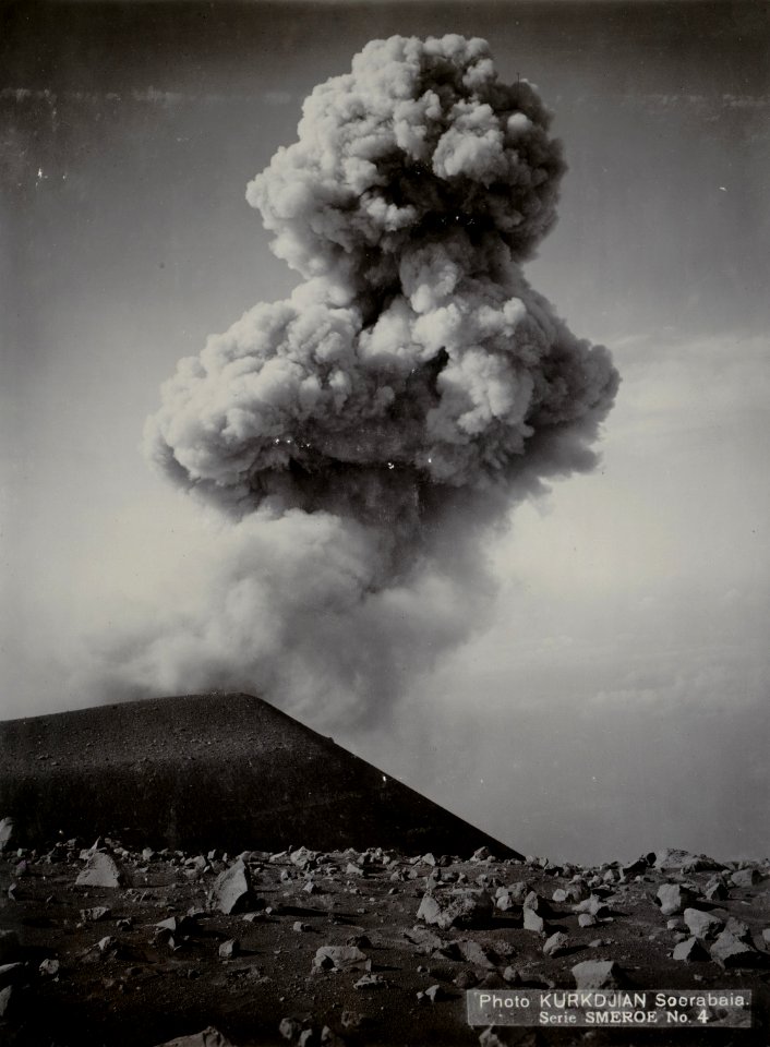 KITLV - 86728 - Kurkdjian - Soerabaia - Gunung Semeru volcano eruption in East Java - circa 1910