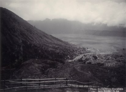 KITLV - 86732 - Kurkdjian - Soerabaia - Stairs on Mount Bromo in the Tengger Mountains in East Java - circa 1910