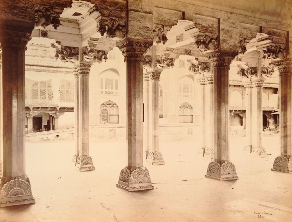 KITLV 92169 - Bourne and Shepherd - Dewan Khana lobby in Kanch Mahal palace at Amber India - Around 1872