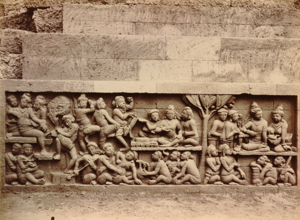 KITLV 103636 - Kassian Céphas - Bas-relief at Borobudur near Magelang - 1890-1891