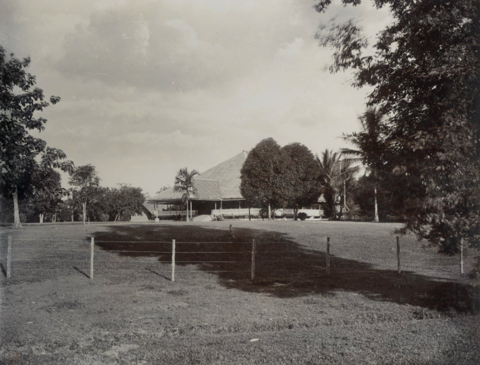 KITLV - 86762 - Stafhell & Kleingrothe - Medan-Deli - Exterior of a large house, probably on a plantation in Deli - circa 1900