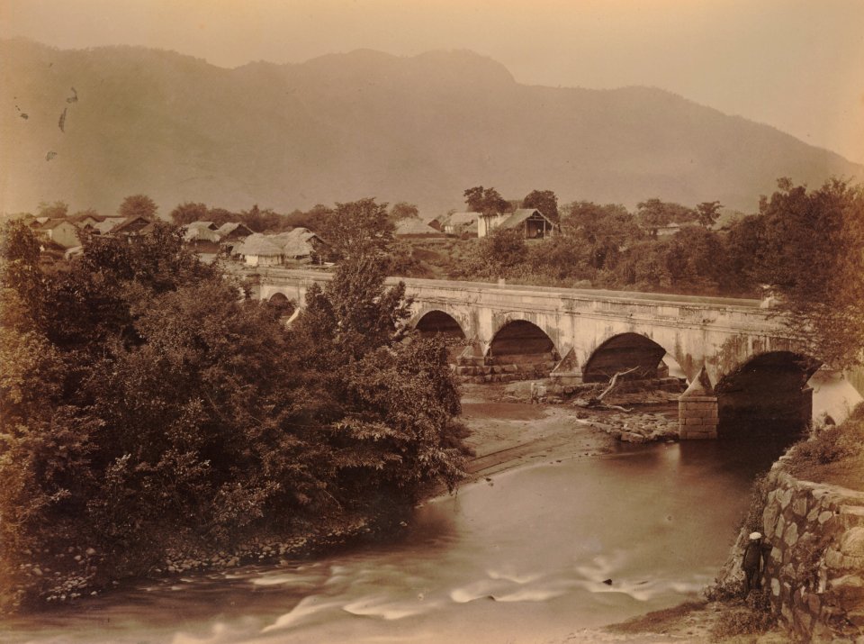 KITLV 92197 - Unknown - Metapollium bridge over a river in India - Around 1870