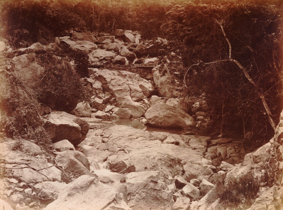 KITLV 92134 - Unknown - Rocks in a river at Coonoor in India - Around 1870