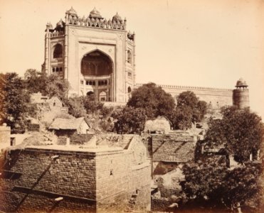 KITLV 92154 - Samuel Bourne - Gateway to the palace at Fatehpur Sikri in India - Around 1870 photo