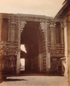 KITLV 92175 - Unknown - Access Gate in the Srirangam Ranganatha temple complex in India - Around 1870 photo