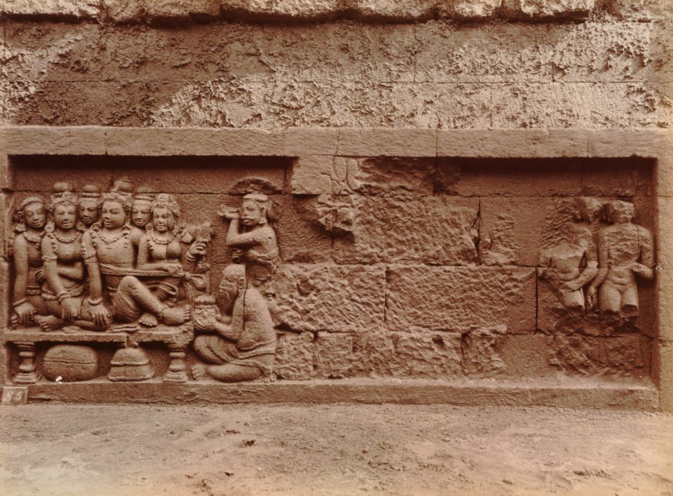 KITLV 103691 - Kassian Céphas - Bas-relief at Borobudur near Magelang - 1890-1891