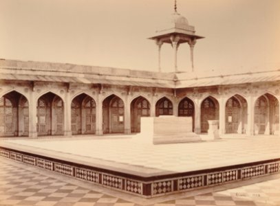 KITLV 92195 - Samuel Bourne - Akbar mausoleum at Sikandara in India - Around 1870 photo