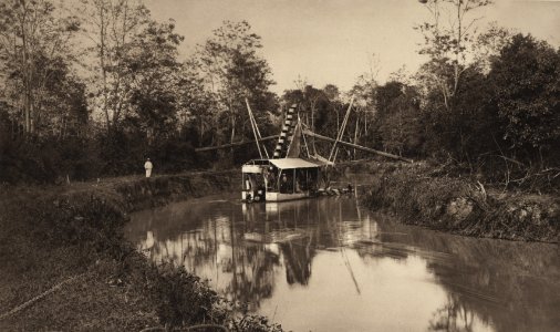KITLV - 88312 - Kleingrothe, C.J. - Medan - Dredger on a canal in plantation Loeboe Dalam of the Deli Company in Deli - 1905