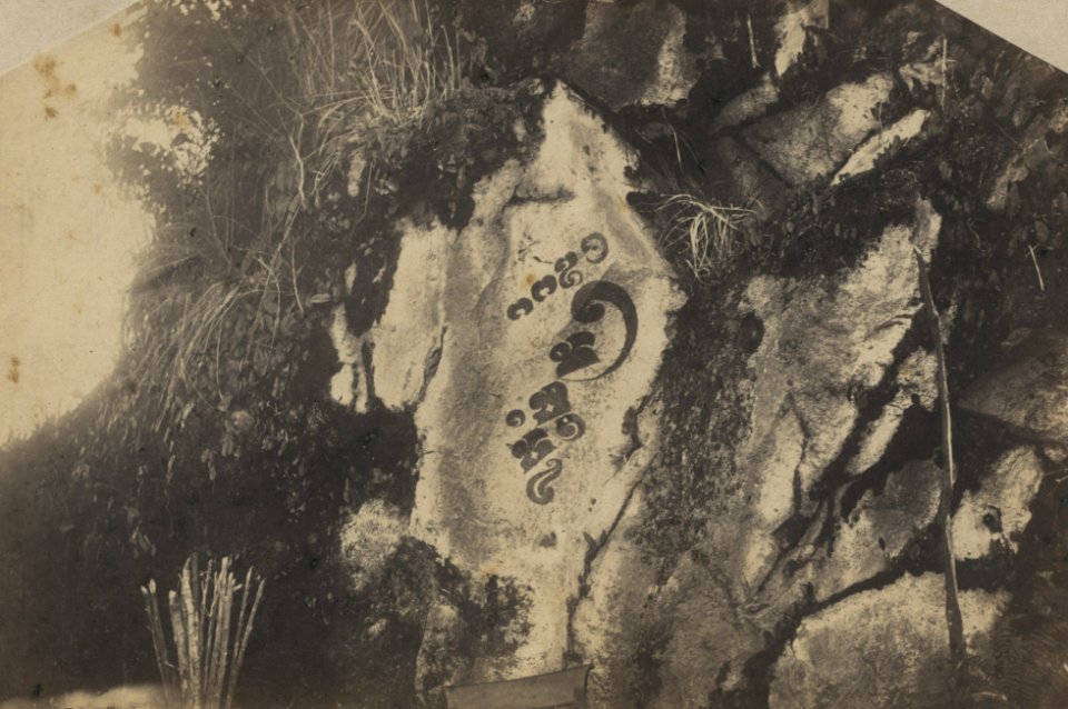 KITLV 106687 - Isidore van Kinsbergen - Rock inscriptions interstate Telaga Warna and Telaga Pengilon the Dijeng Plateau in Wonosobo - 1864-07-1864-09