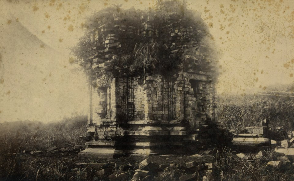 KITLV 106691 - Isidore van Kinsbergen - Tjandi Nakoela Sadewa on the Dijeng plateau in Wonosobo - 1864-07-1864-09