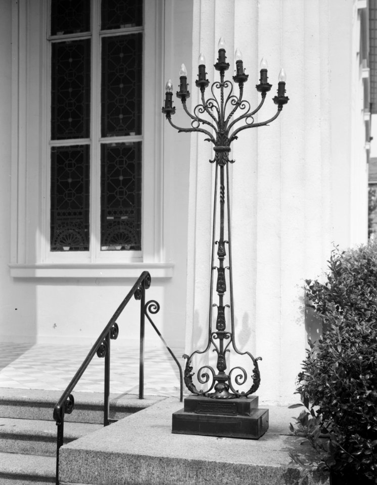 KKBEd exterior candelabre