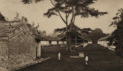 KITLV - 88336 - Kleingrothe, C.J. - Medan - Chinese temple and houses of Chinese workers at company Kwala Mencirim of the Deli Company in Deli - 1905