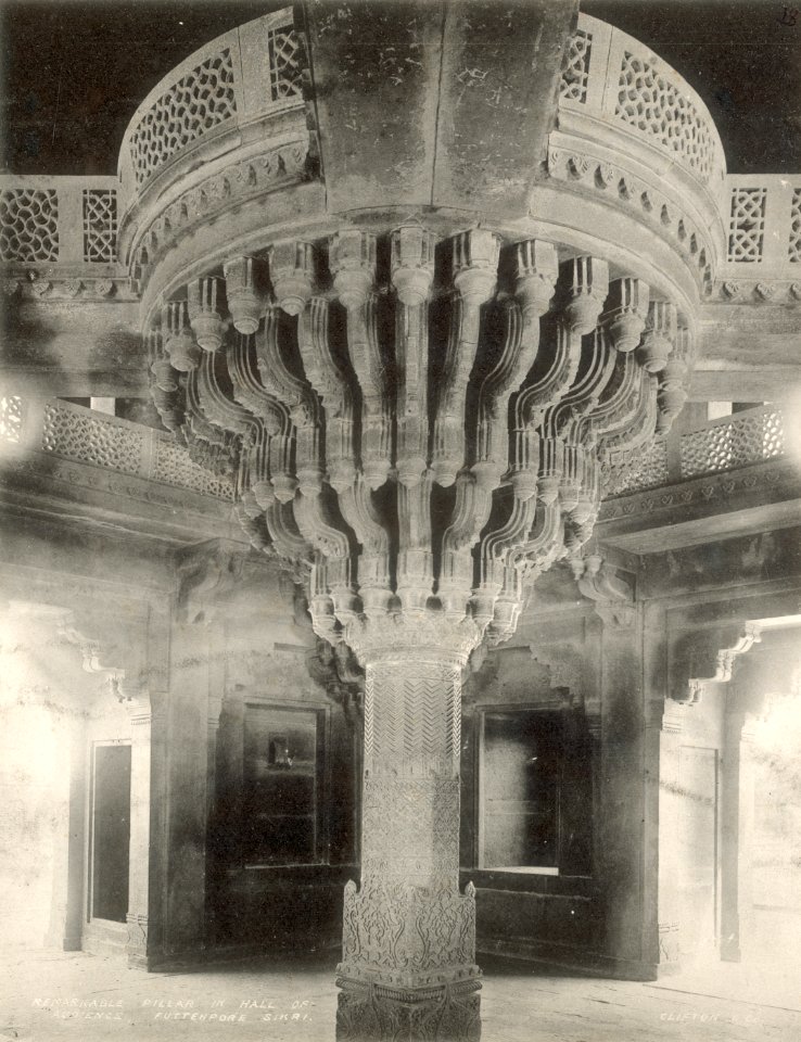 KITLV 377942 - Clifton and Co. - Pillar in the reception hall at Fatehpur Sikri in northern India - Around 1890