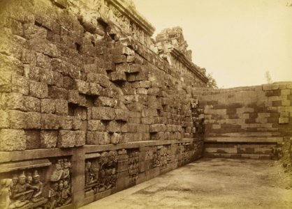KITLV 40107 - Kassian Céphas - The north side of the hidden base of Borobudur at the stairs - 1890-1891