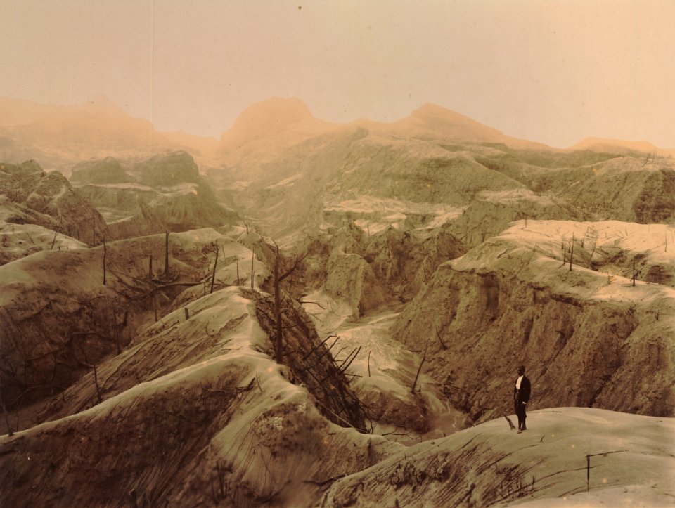 KITLV - 90251 - Kurkdjian - Observations after a eruption of Kelud volcano in East Java - circa 1901