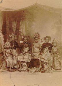 KITLV - 90674 - Lambert & Co., G.R. - Singapore - Buginese children, Singapore - circa 1890 photo