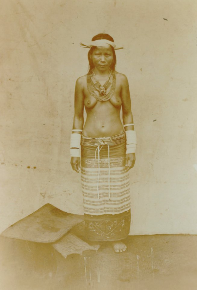 KITLV - 90680 - Demmeni, J. - Kayan woman in Central Borneo, presumably during the Borneo expedition led by Dr. A. W. Nieuwenhuis - circa 1896-1897