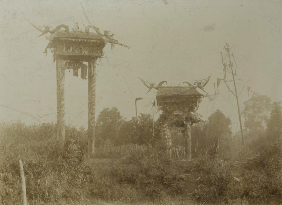 KITLV - 90983 - Demmeni, J. - Mausoleums of the son (left) and daughter (right) of Bui Dalong, head of the Kenyah's Tanah Putih, Upper Mahakam - 1898-1900