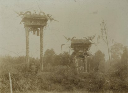 KITLV - 90983 - Demmeni, J. - Mausoleums of the son (left) and daughter (right) of Bui Dalong, head of the Kenyah's Tanah Putih, Upper Mahakam - 1898-1900