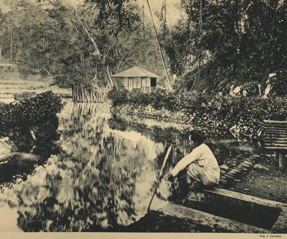 KITLV - 94258 - Demmeni, J. - Swimming pool at Sungai Tanang at Fort de Kock (Bukittinggi) - circa 1915