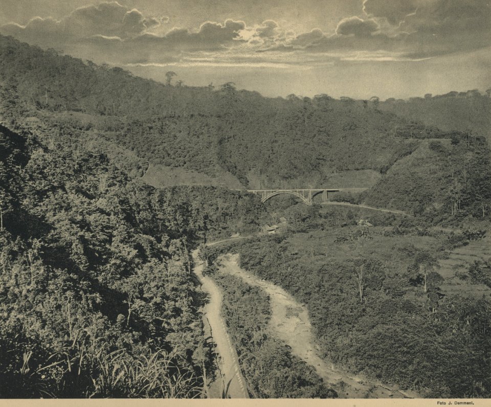 KITLV - 94262 - Demmeni, J. - Railway bridge of the State Railways on Sumatra's West Coast in the Anai Gorge - circa 1915