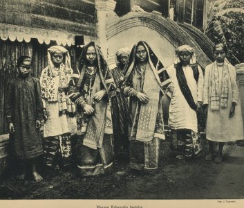 KITLV - 94274 - Demmeni, J. - Minangkabau women in songket attire on Sumatra's west coast - circa 1915