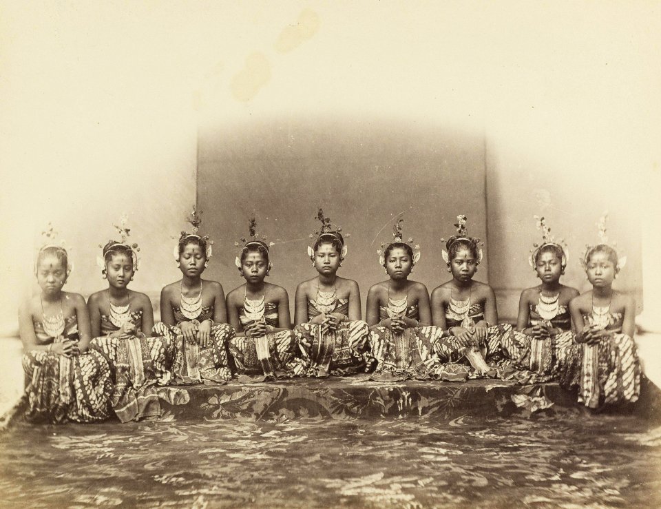 KITLV 408103 - Isidore van Kinsbergen - Dancers of the sultan in Jogjakarta - 1863-1868