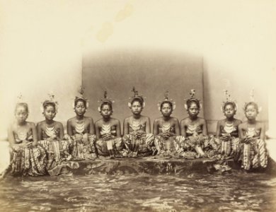 KITLV 408103 - Isidore van Kinsbergen - Dancers of the sultan in Jogjakarta - 1863-1868 photo