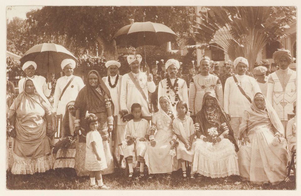 KITLV 5356 - Unknown - Gathering of Hindustani people on a Hindustan holiday in Surinam - 1910