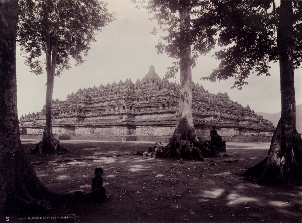 KITLV - 99867 - Kurkdjian, N.V. Photografisch Atelier - Soerabaia-Java - Borobudur in Magelang - circa 1915