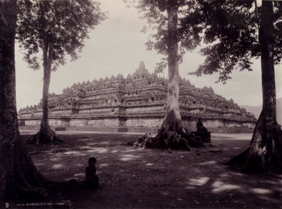 KITLV - 99867 - Kurkdjian, N.V. Photografisch Atelier - Soerabaia-Java - Borobudur in Magelang - circa 1915 photo