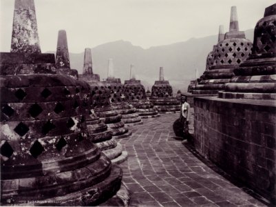 KITLV - 99871 - Kurkdjian, N.V. Photografisch Atelier - Soerabaia-Java - Stupas of the Borobudur in Magelang - circa 1915
