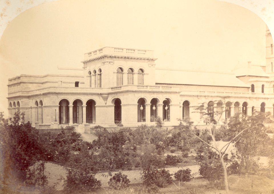KITLV 100082 - Unknown - Government House of the British authority at Gunesh Khind at Poona in India, seen from the east - Around 1875