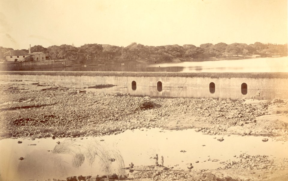 KITLV 100086 - Unknown - Dam (bund) at Moola-Moota at Poona in India - Around 1875