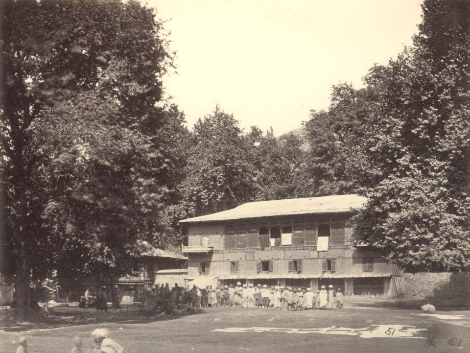KITLV 100501 - Unknown - Group of men for a building, presumably in Kashmir in British India - Around 1870