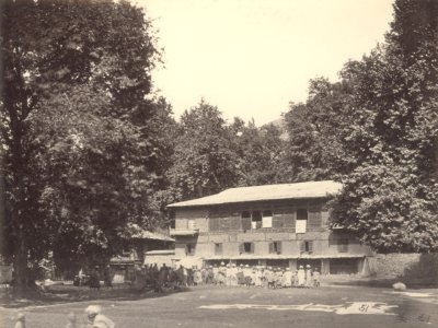 KITLV 100501 - Unknown - Group of men for a building, presumably in Kashmir in British India - Around 1870