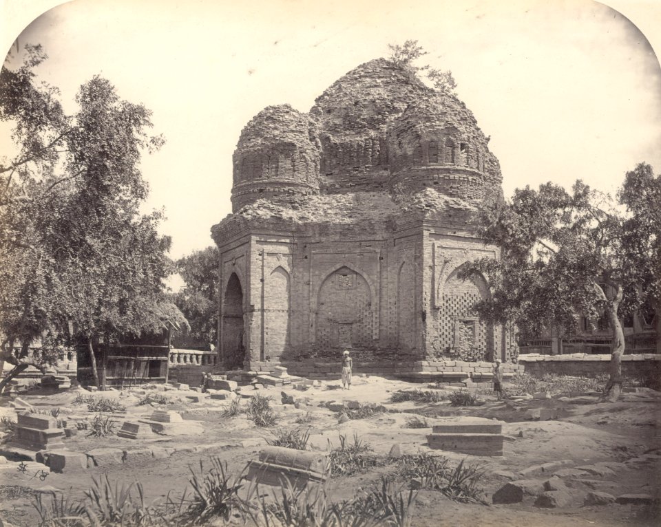 KITLV 100521 - Unknown - Ruin in British India - Around 1870