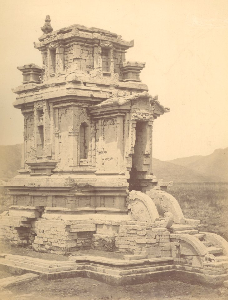 KITLV 87734 - Isidore van Kinsbergen - Tjandi Poentadewa the Dijeng plateau - Before 1900