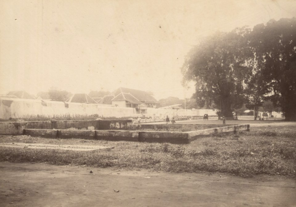 KITLV 103219 - Kassian Céphas - Gate and drawbridge Fort Vredeburg in Yogyakarta - Around 1890