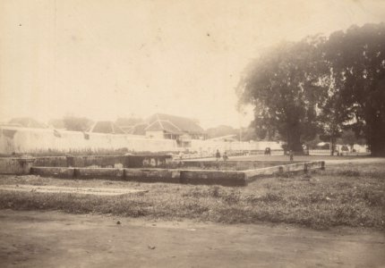 KITLV 103219 - Kassian Céphas - Gate and drawbridge Fort Vredeburg in Yogyakarta - Around 1890 photo