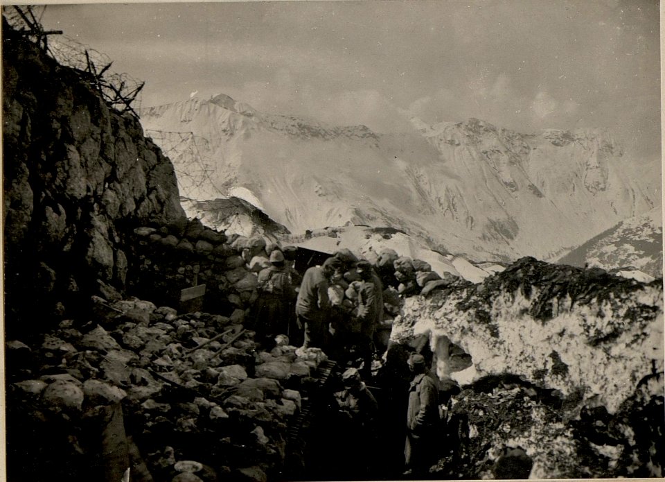Kleiner Pal, Blick aus eigener Vorfeldstellung gegen die italienische Felsenburg,aufgenommen am 2. Mai 1916 (BildID 15473920)
