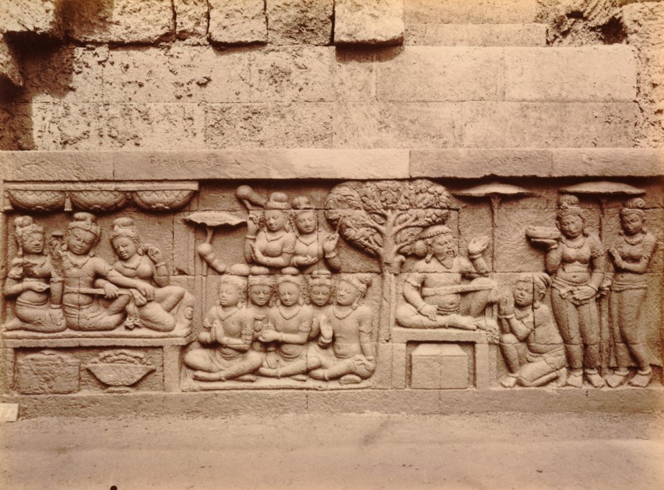 KITLV 103585 - Kassian Céphas - Bas-relief at Borobudur near Magelang - 1890-1891